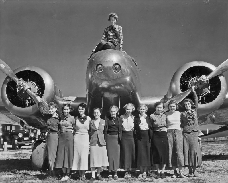 Amelia Earhart photo avec avion et etudiantes
